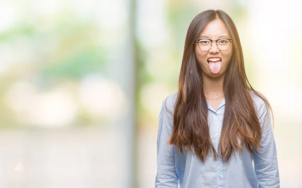 Jovem Mulher Negócios Asiática Vestindo Óculos Sobre Fundo Isolado Furando — Fotografia de Stock