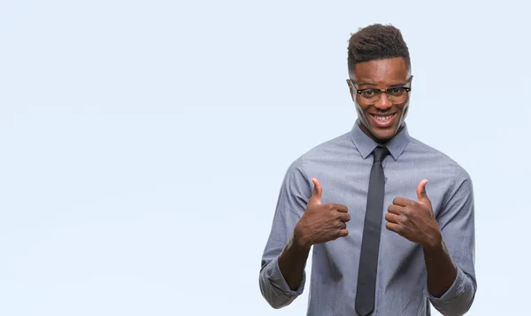 Молодой Афроамериканец Бизнесмен Изолированным Фоном Делает Позитивный Жест Рукой Большим — стоковое фото