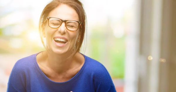 Mulher Meia Idade Vestindo Camisola Óculos Confiante Feliz Com Grande — Fotografia de Stock