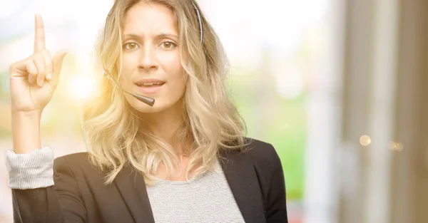 Mujer Joven Operadora Call Center Feliz Sorprendido Animando Expresando Gesto — Foto de Stock