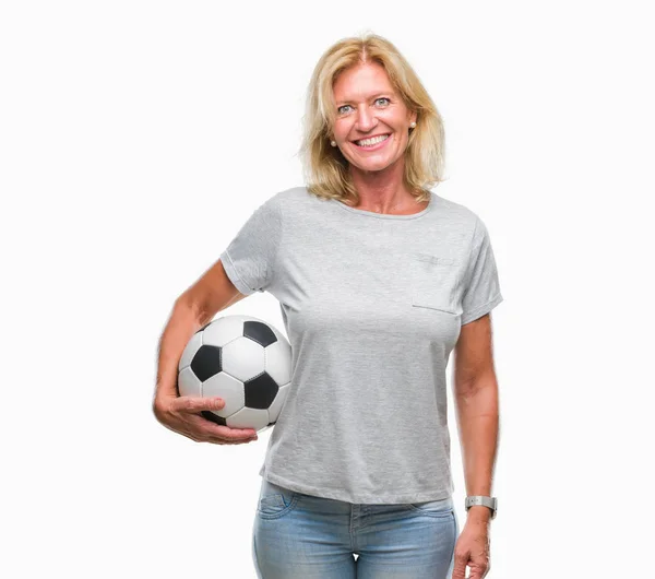 Medelålders Blond Kvinna Hålla Fotboll Fotboll Bollen Över Isolerade Bakgrund — Stockfoto