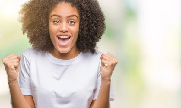 Mujer Afroamericana Joven Sobre Fondo Aislado Celebrando Sorprendida Sorprendida Por —  Fotos de Stock