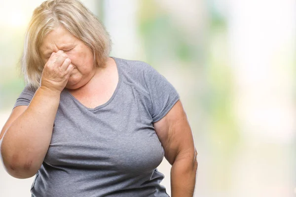 Senior Grootte Kaukasische Vrouw Geïsoleerde Achtergrond Moe Wrijven Neus Ogen — Stockfoto