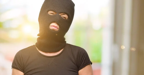 Inbrottstjuv Terrorism Kvinna Bär Balaclava Ski Mask Med Sömnig Uttryck — Stockfoto