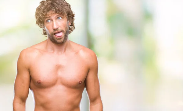 ハンサムなヒスパニック系モデル男の舌を付着分離の背景に上半身裸とセクシーな面白い表現に満足してアウト 感情の概念 — ストック写真