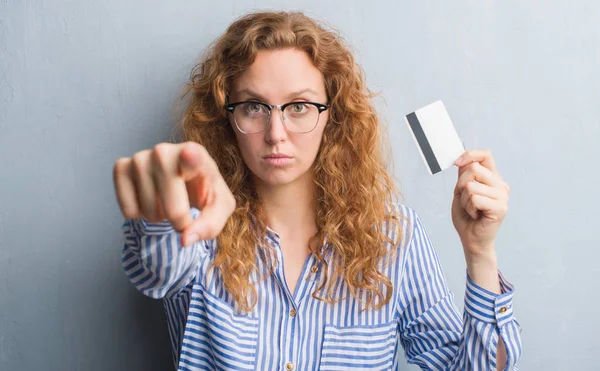 Junge Rothaarige Frau Über Grauer Grunge Wand Mit Kreditkarte Die — Stockfoto