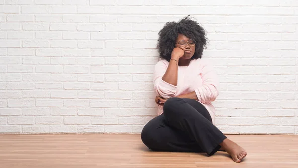 Молодая Африканская Американка Сидящая Дома Полу Думающая Выглядит Уставшей Скучающей — стоковое фото