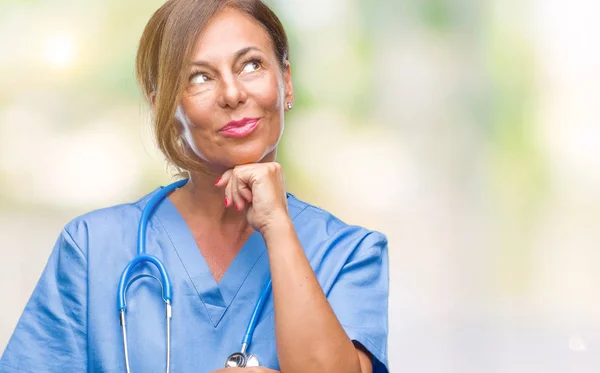 中年看護師が先輩医師女性あごを考えて質問 物思いにふける式の手で隔離された背景の上 思いやりのある顔をして笑っています 疑いのコンセプト — ストック写真