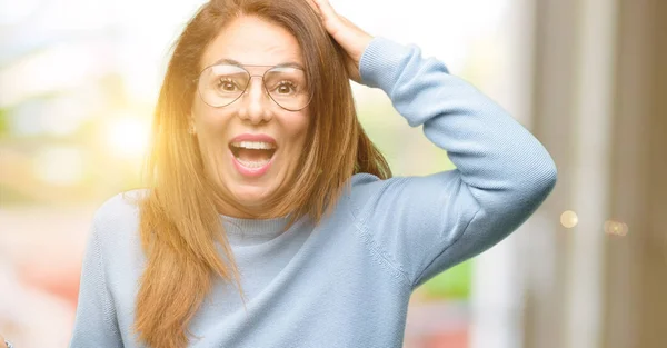 Medelålders Kvinna Som Bär Ylletröja Och Coola Glasögon Pekar Bort — Stockfoto