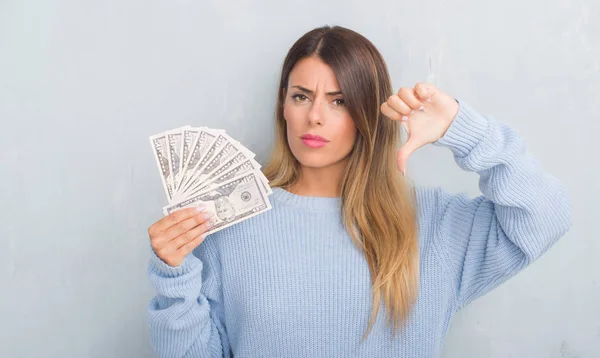 Jonge Volwassen Vrouw Grijs Grunge Muur Holding Dollars Met Een — Stockfoto