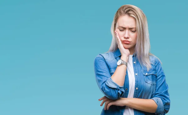 Mujer Rubia Joven Sobre Fondo Aislado Pensando Que Cansado Aburrido — Foto de Stock