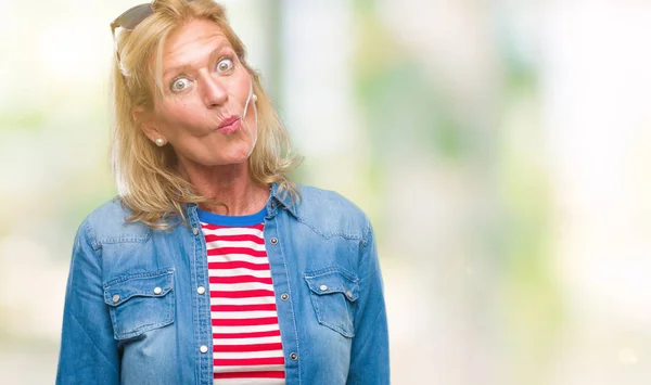 Blonde Frau Mittleren Alters Mit Isoliertem Hintergrund Die Fischgesicht Mit — Stockfoto