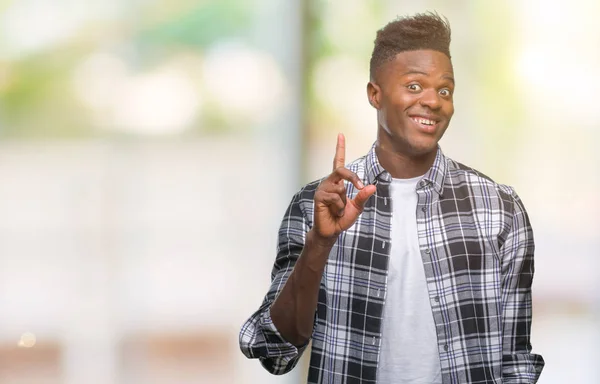 Unga Afroamerikanska Mannen Över Isolerade Bakgrund Pekar Finger Med Lyckad — Stockfoto