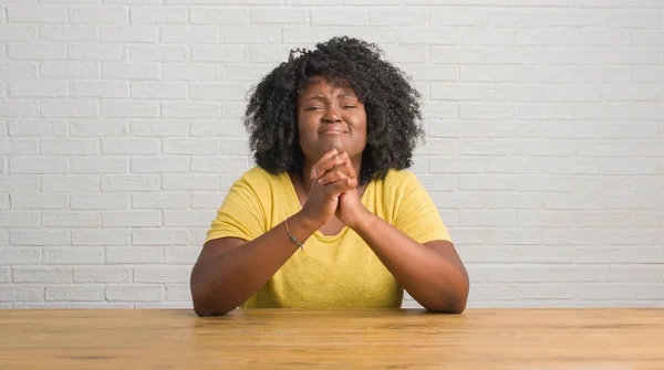 Jovem Afro Americana Sentada Mesa Casa Implorando Orando Com Mãos — Fotografia de Stock