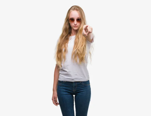 金发女郎戴着太阳镜 手指指向相机和你 正面和自信的手势从前面 — 图库照片