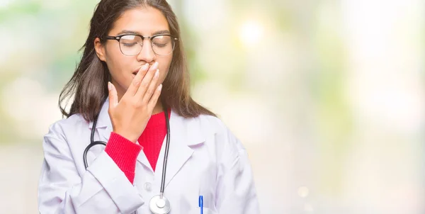 Jonge Arabische Dokter Vrouw Geïsoleerde Achtergrond Verveeld Geeuwen Moe Bedekking — Stockfoto