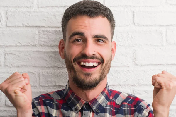 Jonge Volwassen Man Boven Witte Bakstenen Muur Schreeuwen Trots Vieren — Stockfoto