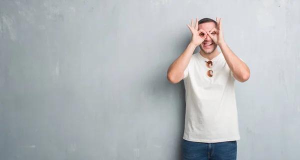 Hombre Caucásico Joven Sobre Pared Gris Grunge Usando Gafas Sol — Foto de Stock