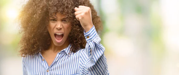 Mujer Afroamericana Vistiendo Una Camisa Rayas Molesta Frustrada Gritando Con — Foto de Stock