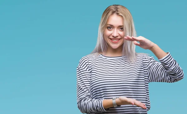 Jonge Blonde Vrouw Geïsoleerde Achtergrond Gebaren Met Handen Tonen Grote — Stockfoto