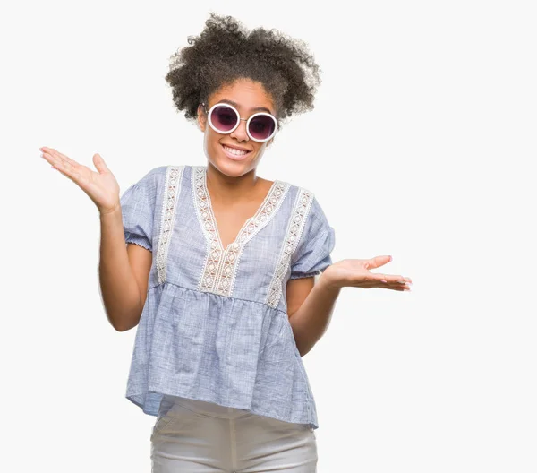 Mujer Afroamericana Joven Con Gafas Sobre Fondo Aislado Expresión Despistada —  Fotos de Stock
