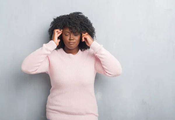 Joven Afroamericano Más Tamaño Mujer Sobre Gris Grunge Pared Usando — Foto de Stock