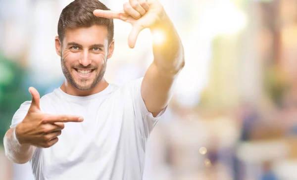 Jovem Homem Bonito Sobre Fundo Isolado Sorrindo Fazendo Quadro Com — Fotografia de Stock