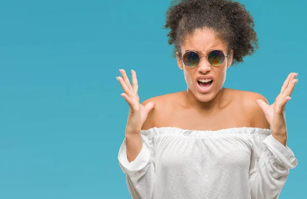 Genç Afro Amerikalı Kadın Üzerinde Güneş Gözlüğü Takıyor Arka Plan — Stok fotoğraf