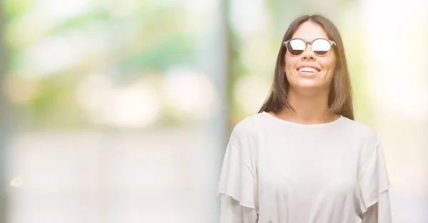 Joven Hermosa Hispana Usando Gafas Sol Con Una Cara Feliz —  Fotos de Stock