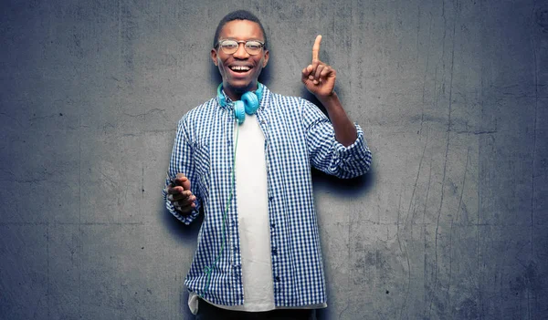 Africano Negro Estudiante Con Teléfono Inteligente Apuntando Lado Con Dedo — Foto de Stock