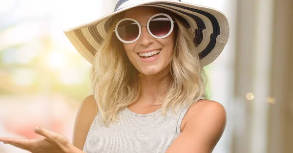 Junge Frau Mit Sonnenbrille Und Sommermütze Hält Etwas Der Leeren — Stockfoto