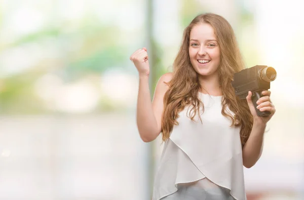 Junge Blonde Frau Mit Super Videokamera Schreit Stolz Und Feiert — Stockfoto