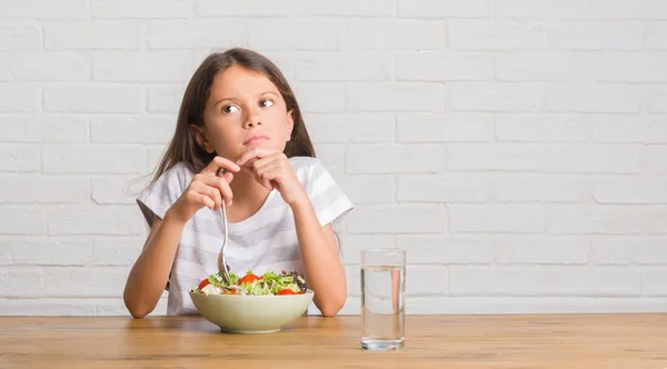 Jovem Criança Hispânica Sentada Mesa Comendo Salada Saudável Rosto Sério — Fotografia de Stock