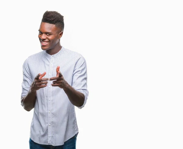 Молодий Афроамериканець Людиною Над Ізольованих Фону Вказуючи Пальцем Камери Щасливим — стокове фото
