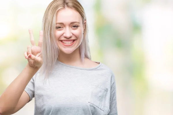 年轻的金发女人在孤立的背景显示和指向的手指第二 而微笑着自信和快乐 — 图库照片