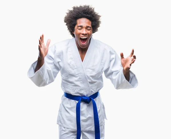 Hombre Afroamericano Usando Kimono Karate Sobre Fondo Aislado Celebrando Loco — Foto de Stock