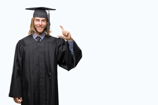 Ung Vacker Examen Man Med Långt Hår Över Isolerade Bakgrund — Stockfoto