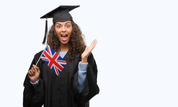 Giovane Donna Ispanica Indossa Uniforme Laurea Tenendo Bandiera Del Regno — Foto Stock