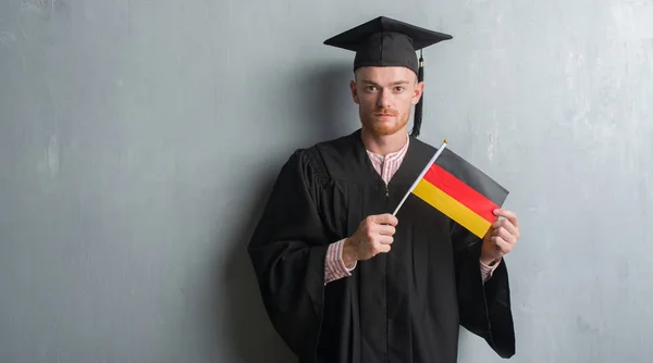 Fiatal Vöröshajú Ember Feletti Szürke Grunge Fali Viselése Diplomás Egységes — Stock Fotó