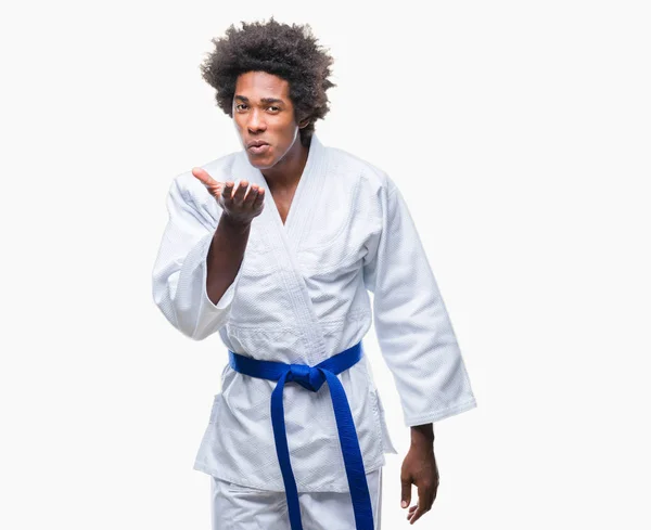 Afro Amerikansk Man Bär Karate Kimono Över Isolerade Bakgrunden Tittar — Stockfoto