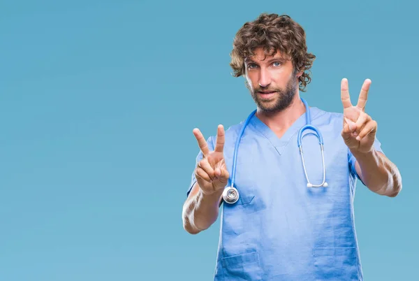 Przystojny Hiszpanin Chirurg Lekarz Mężczyzna Białym Tle Uśmiechnięty Patrząc Kamery — Zdjęcie stockowe