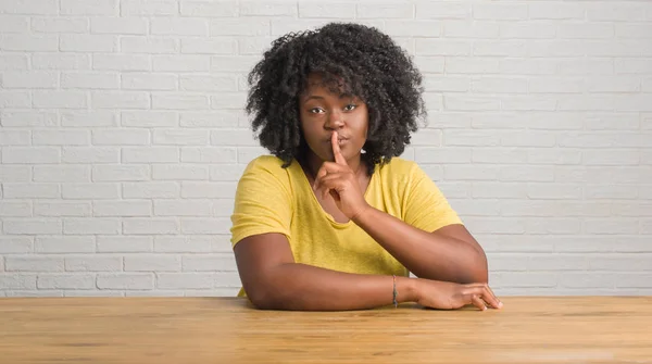 Mujer Afroamericana Joven Sentada Mesa Casa Pidiendo Estar Callada Con — Foto de Stock