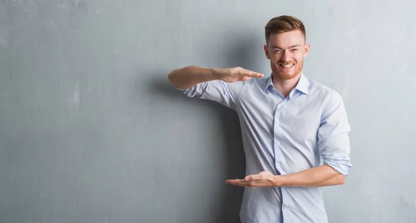 Young Redhead Business Man Grey Grunge Wall Gesturing Hands Showing — Stock Photo, Image