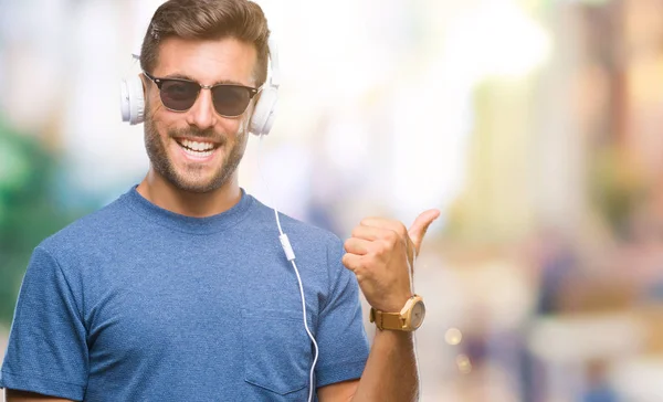 Jovem Homem Bonito Usando Fones Ouvido Ouvindo Música Sobre Fundo — Fotografia de Stock