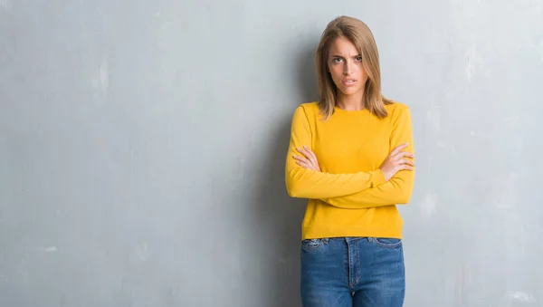 Mooie Jonge Vrouw Permanent Grunge Grijs Muur Scepticus Nerveus Afkeurende — Stockfoto