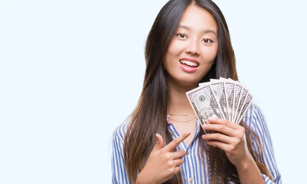 Jovem Mulher Asiática Segurando Dólares Sobre Fundo Isolado Muito Feliz — Fotografia de Stock