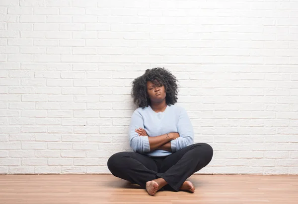 Mujer Afroamericana Joven Sentada Suelo Casa Escéptica Nerviosa Desaprobando Expresión — Foto de Stock