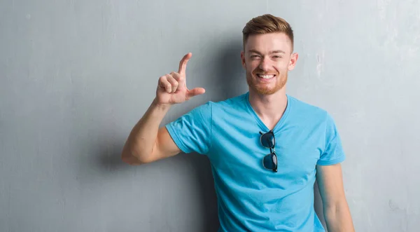 Joven Pelirrojo Sobre Pared Gris Grunge Vistiendo Traje Casual Sonriente — Foto de Stock