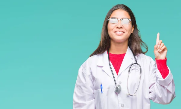 Jonge Arabische Dokter Vrouw Geïsoleerde Achtergrond Tonen Omhoog Met Vinger — Stockfoto