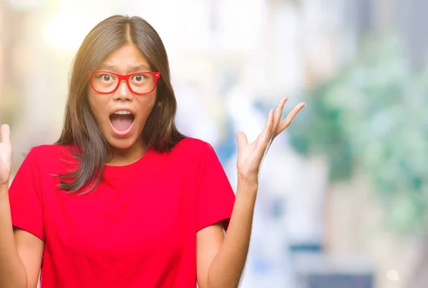 Mladá Asijská Žena Nosí Brýle Izolované Pozadí Slaví Mad Crazy — Stock fotografie